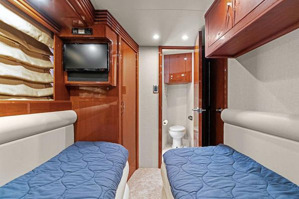 Bow view, starboard side