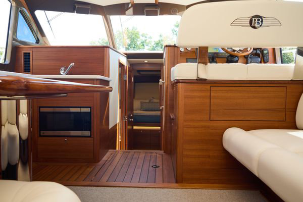 Entrance to salon from cockpit