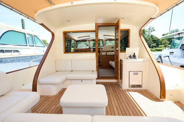 Aft view of the transom and swim platform