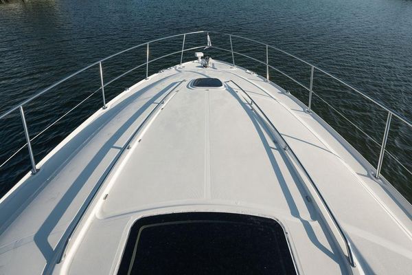 Salon dinette area, convertible to a berth