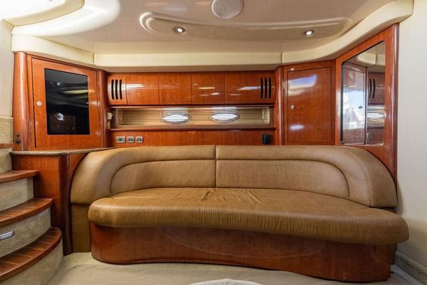 Transom shower and access to the swim platform