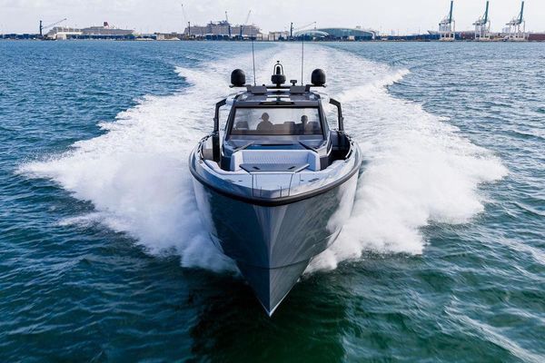 Starboard profile with open stern lounge and swim platform.