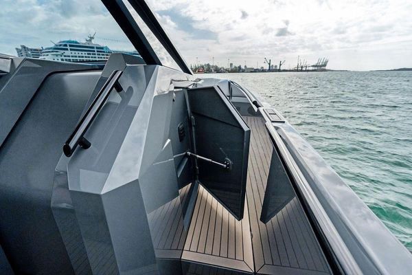 Detail of the Flexiteek self-draining deck.