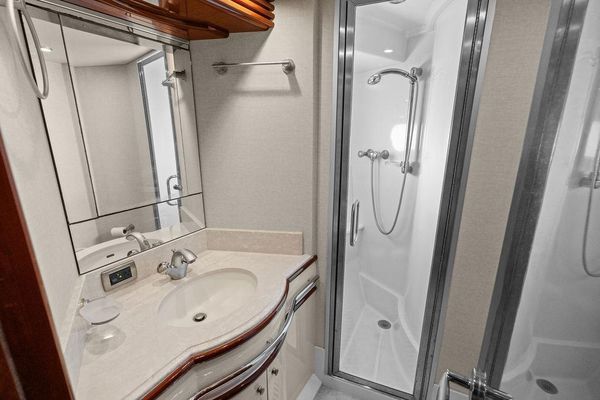 Flybridge wet bar with grill