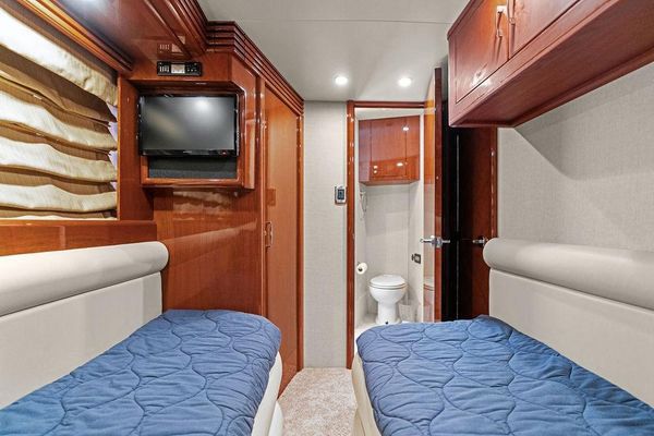 Bow view, starboard side