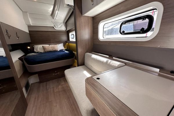Deck with wide side decks and secure lifelines.