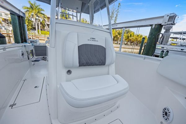 Dual Yamaha 300HP outboards.