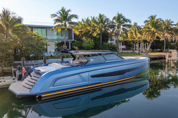 Aft deck lounge with centerline walkway