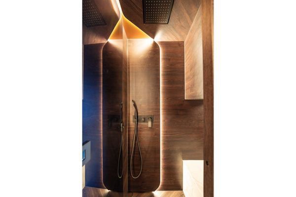 Master ensuite head and Corian sink