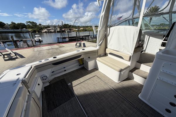 Forward cabin dinette converted into a V-berth