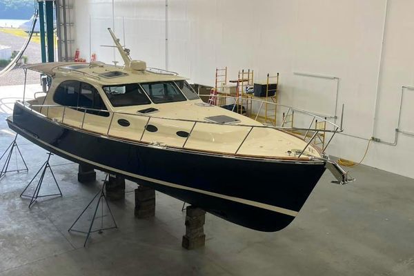 Elegant side view underway