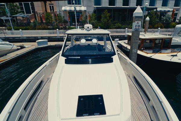 Sleek exterior profile of the Windy SR44 SX cruising.