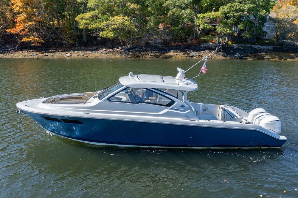 2019 Pursuit DC 365 Dual Console