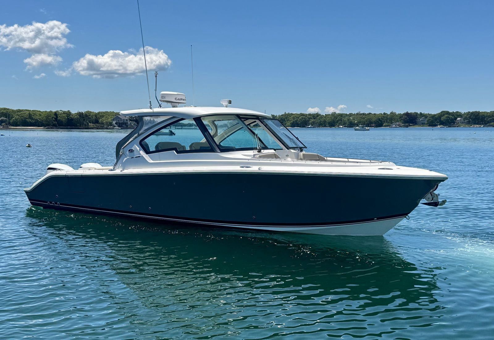 2021 Pursuit DC 326 Dual Console