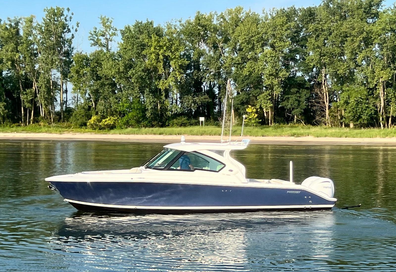 2022 Pursuit DC 326 Dual Console