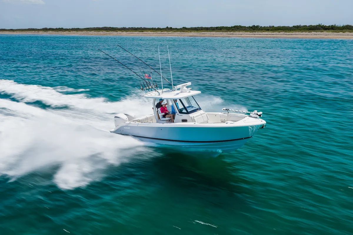 Pursuit S 288 running on the water