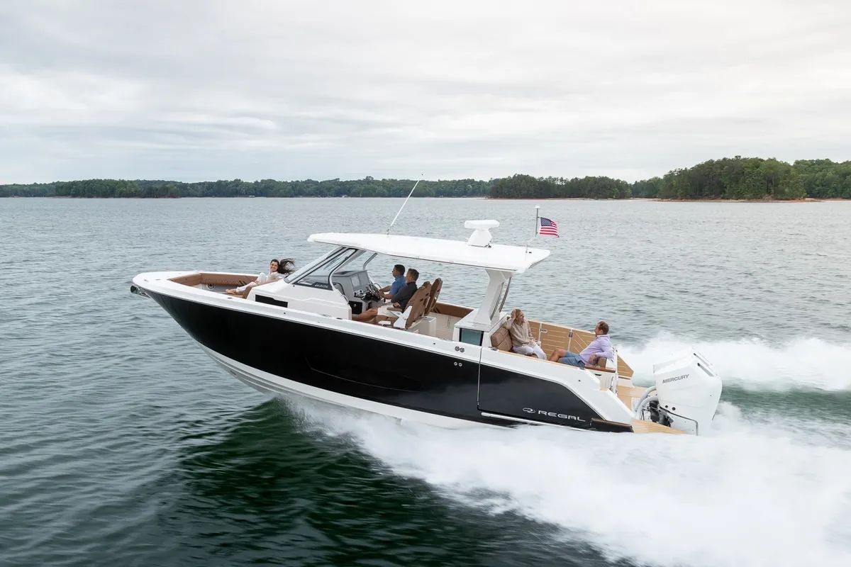 Regal 34 SAV running on the water