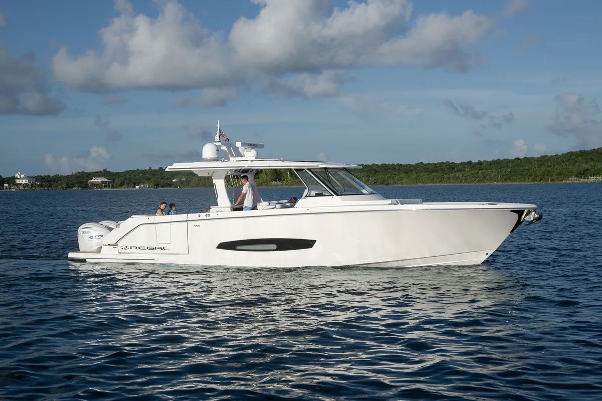 Regal 43 SAV running on the water
