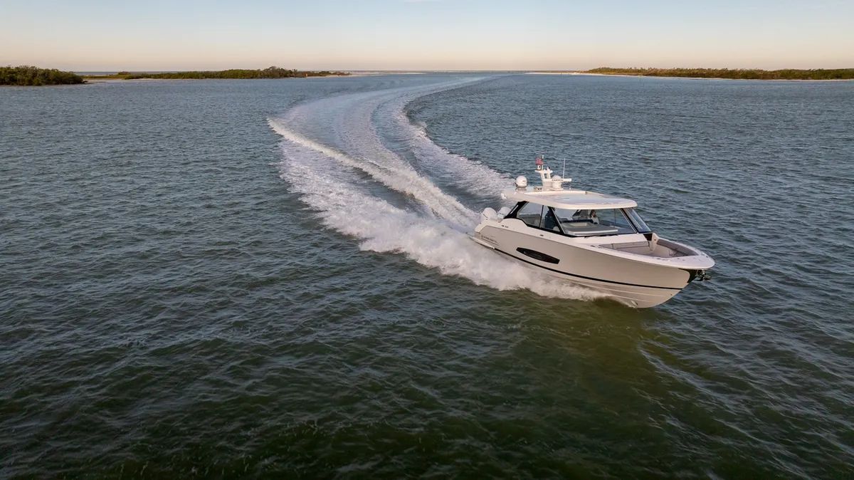 Regal LX43 running on the water