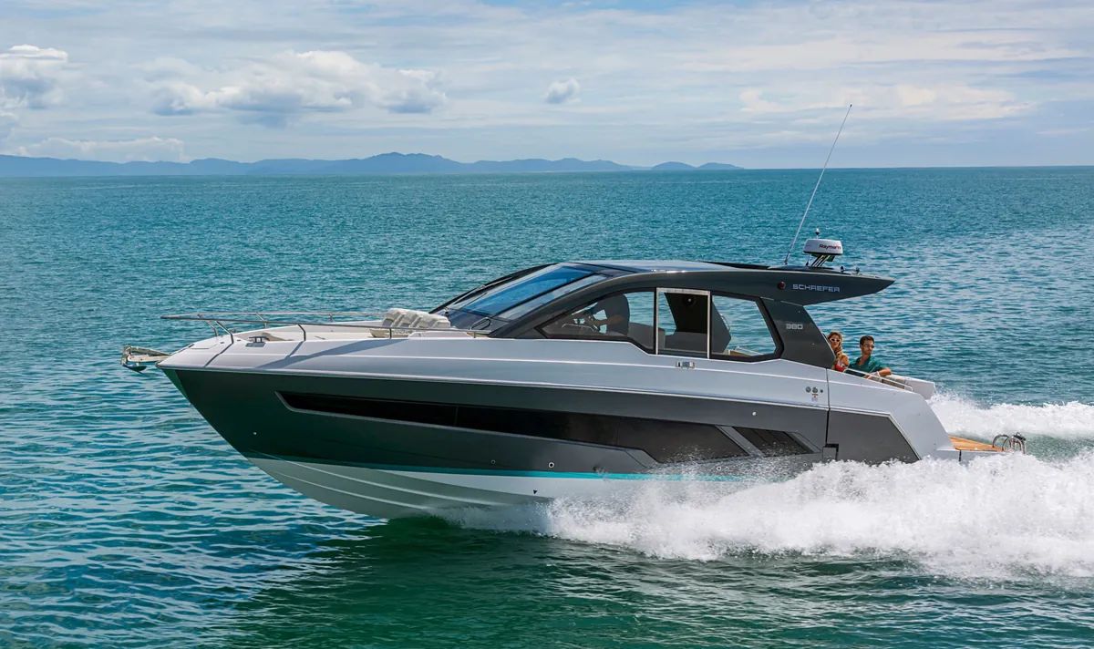 Schaefer 380 running on the water
