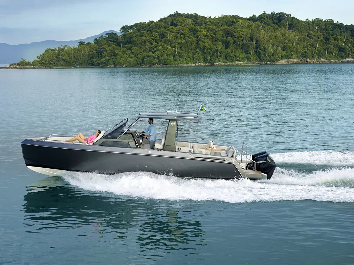 Schaefer V33 running on the water