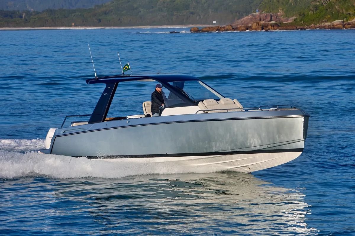 Schaefer V34 running on the water