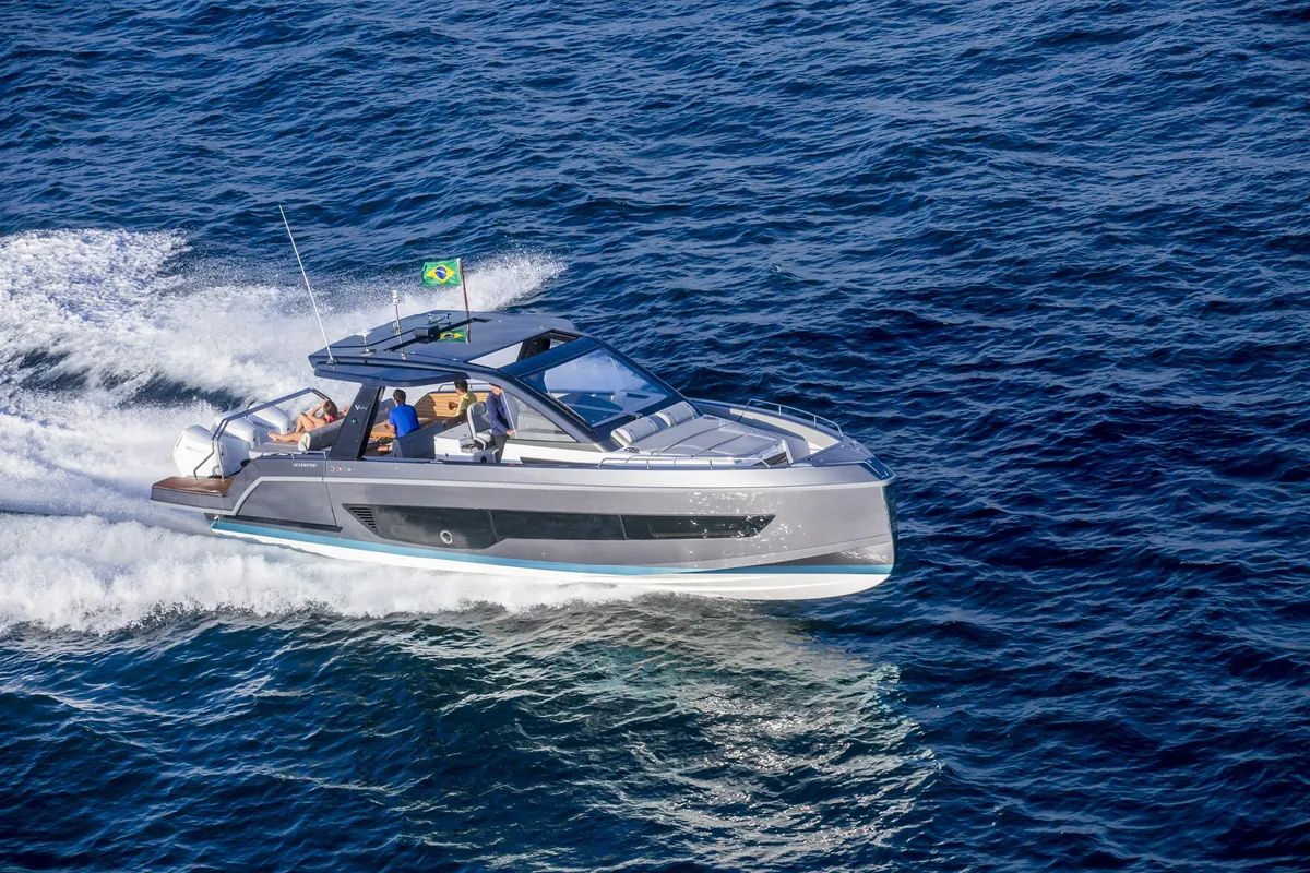Schaefer V44 running on the water