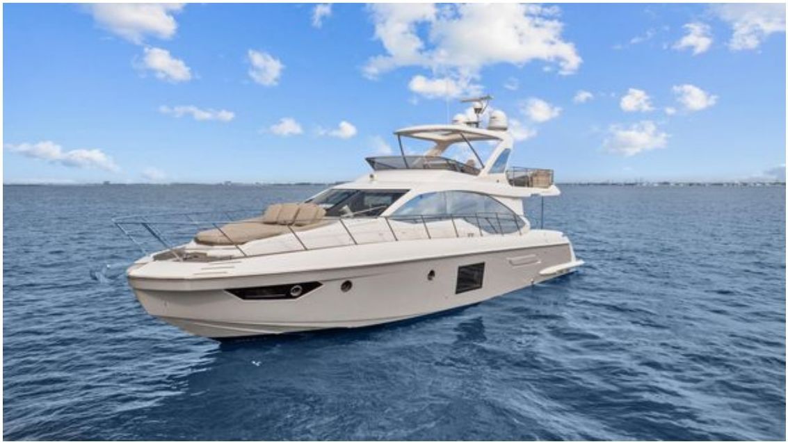 Azimut 55 Fly profile view on the water