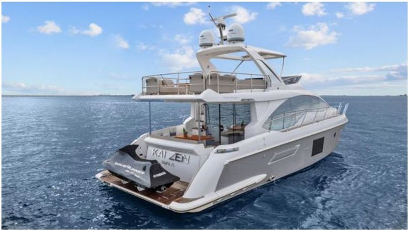Azimut 55 Fly starboard side at anchor
