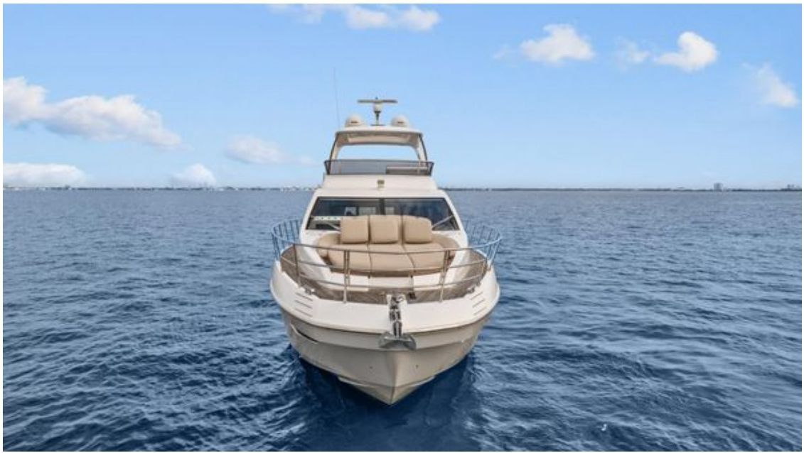 Azimut 55 Fly stern view showing teak cockpit