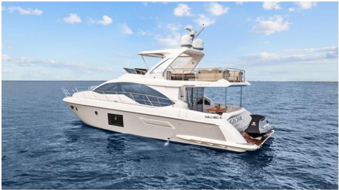 Azimut 55 Fly cruising under blue Tampa skies