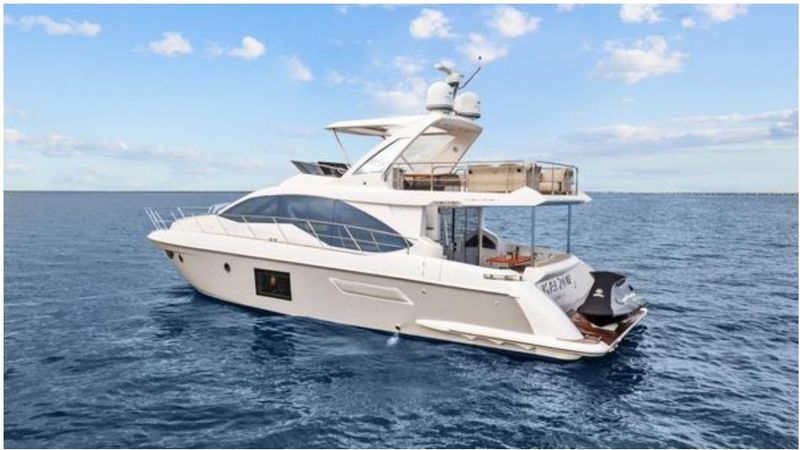 Azimut 55 Fly cruising under blue Tampa skies