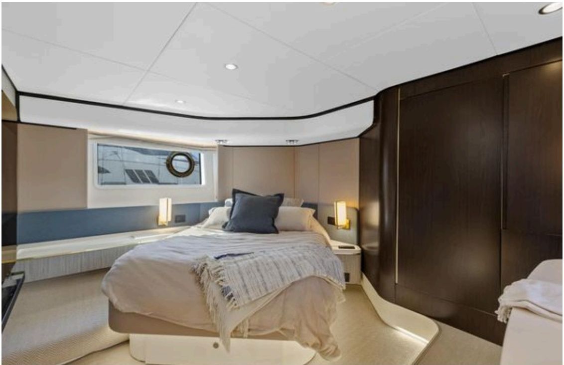 Starboard guest cabin with twin beds and central bedside table